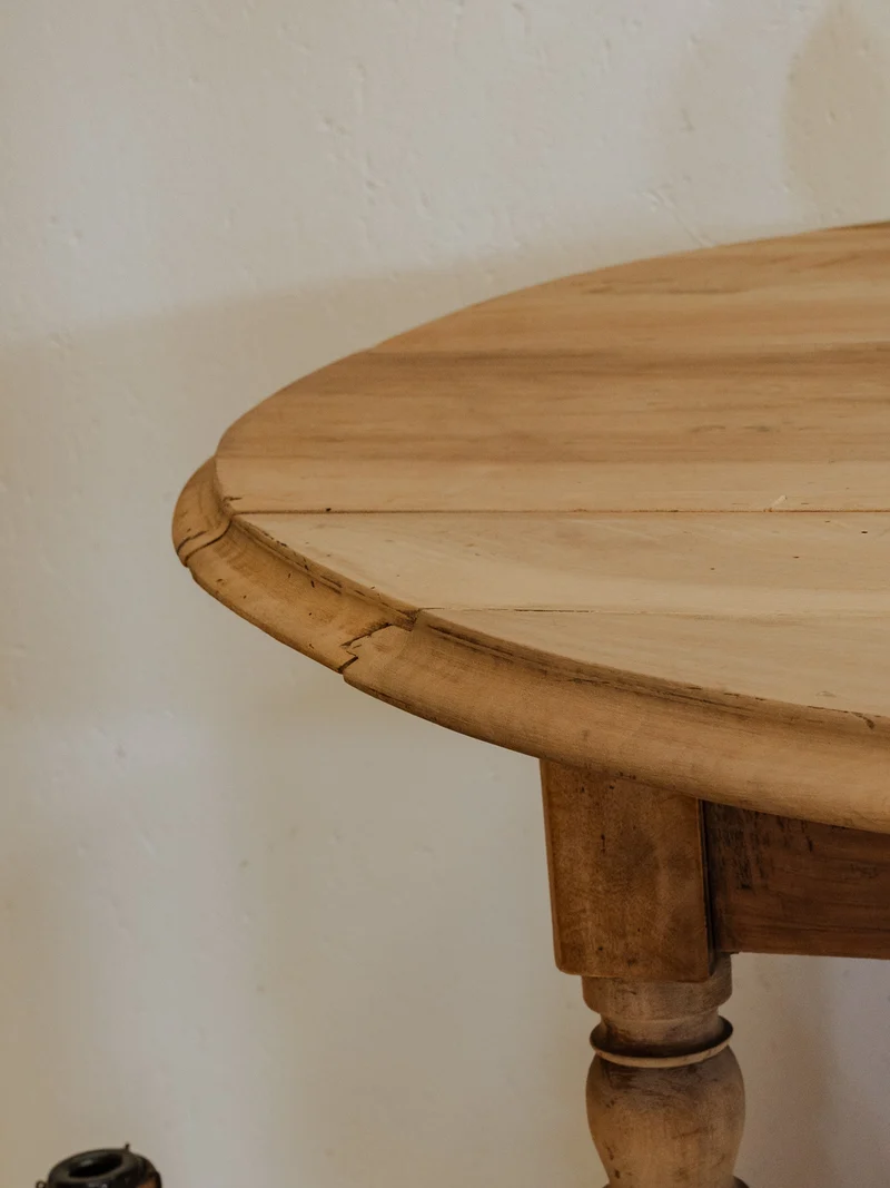 Romy, la table à manger en noyer N°1312