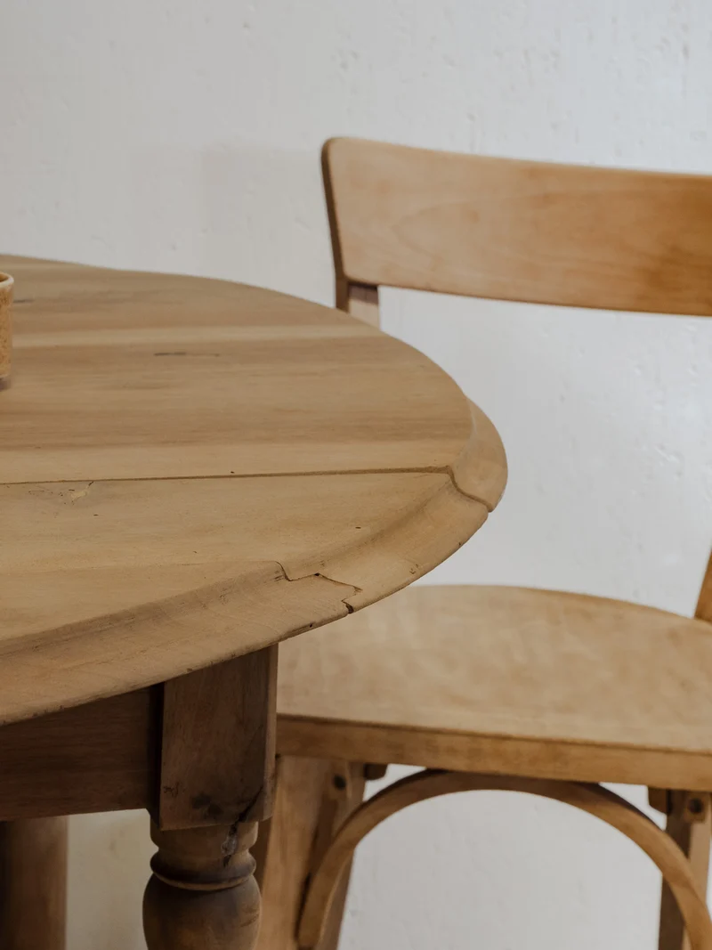 Romy, la table à manger en noyer N°1312