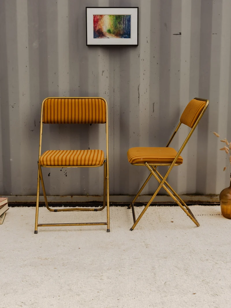 Alma, la paire de chaises dorées et à rayures N°1512