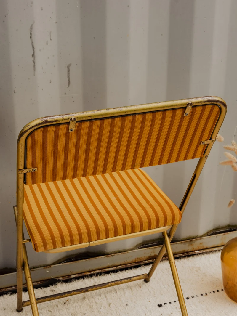 Alma, la paire de chaises dorées et à rayures N°1512