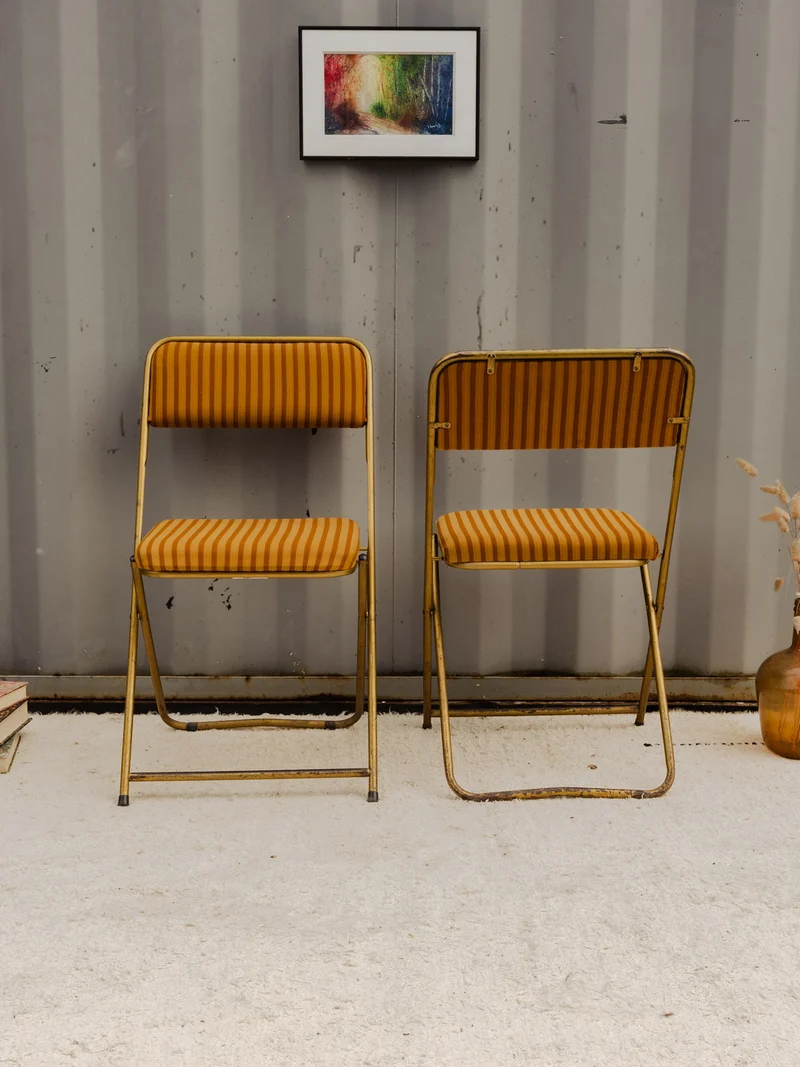 Alma, la paire de chaises dorées et à rayures N°1512