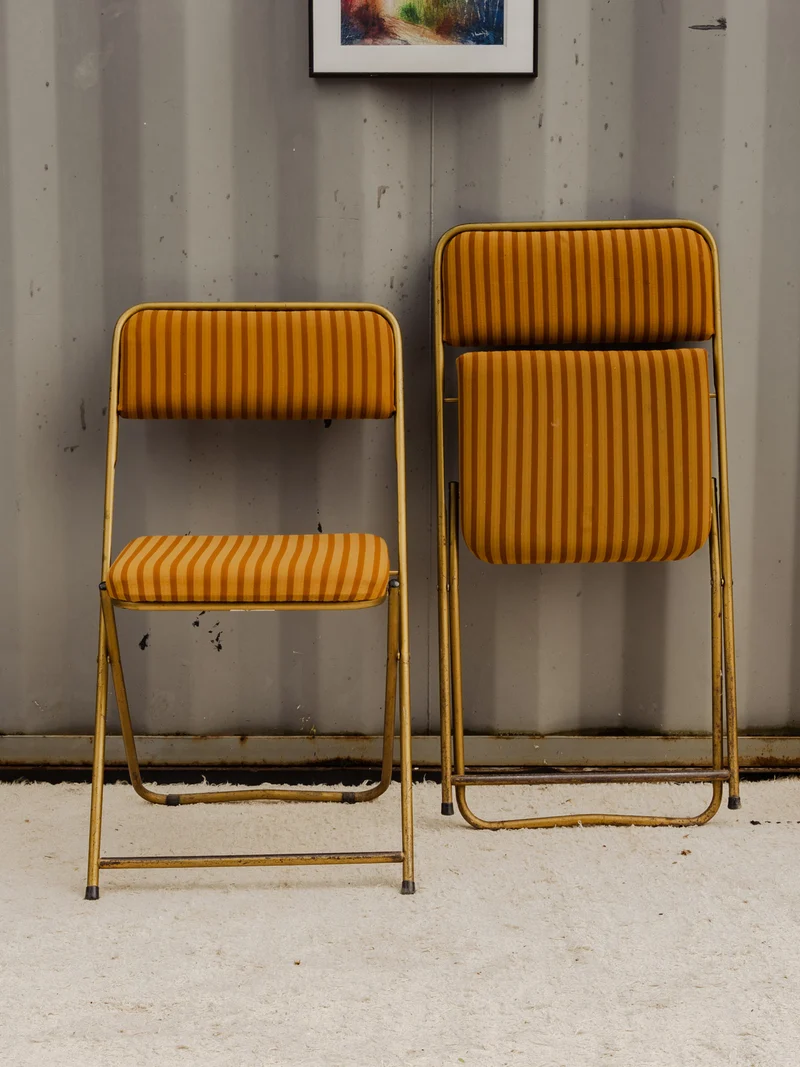 Alma, la paire de chaises dorées et à rayures N°1512