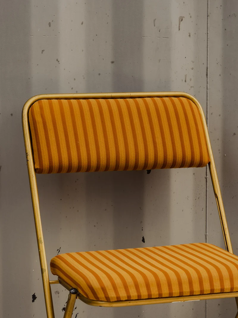 Alma, la paire de chaises dorées et à rayures N°1512