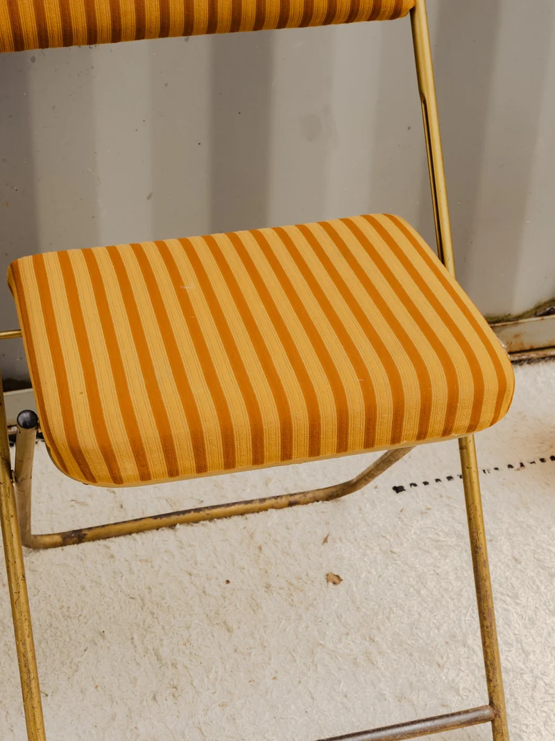Alma, la paire de chaises dorées et à rayures N°1512