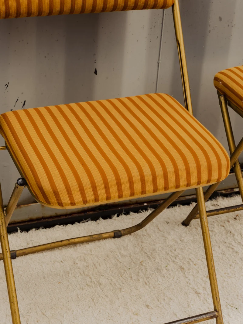 Alma, la paire de chaises dorées et à rayures N°1512