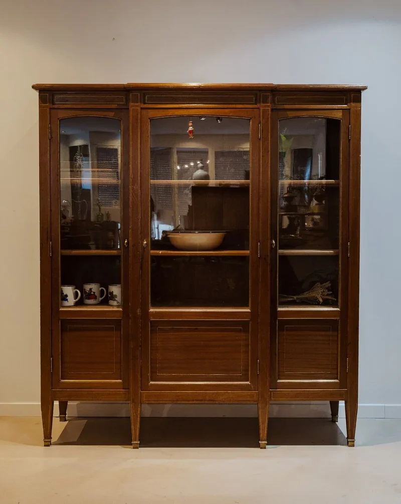 Victoria, la grande vitrine en bois N°229