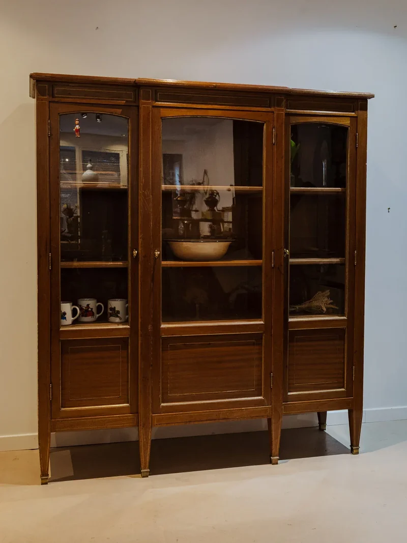 Victoria, la grande vitrine en bois N°229