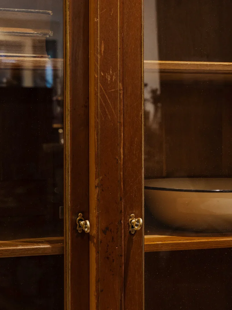 Victoria, la grande vitrine en bois N°229