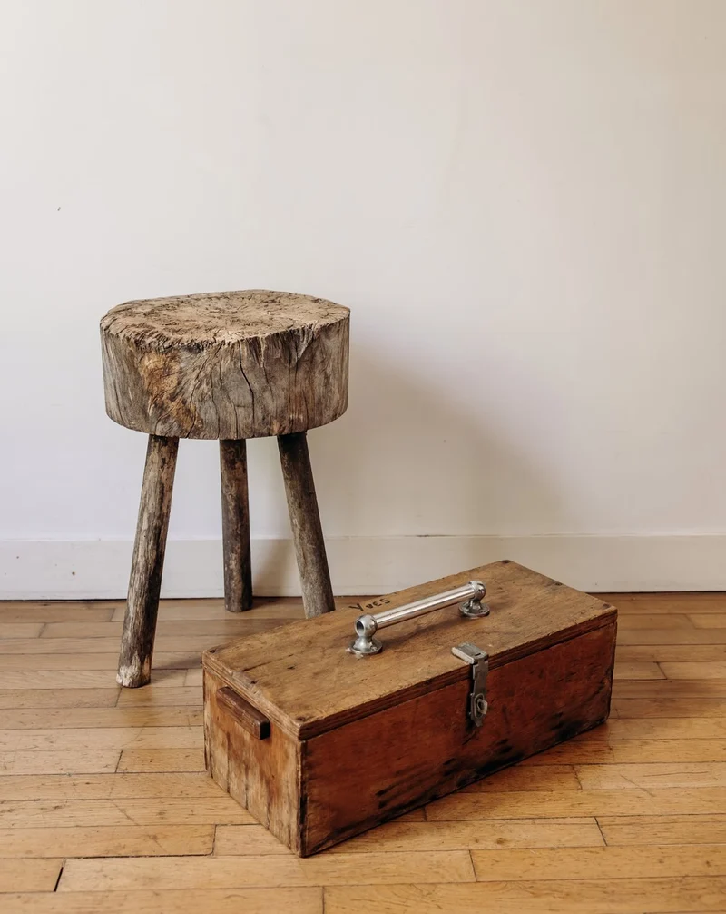 Regis, le tabouret brutaliste en bois N°1323