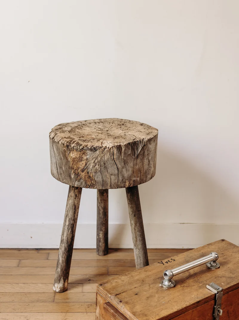 Regis, le tabouret brutaliste en bois N°1323