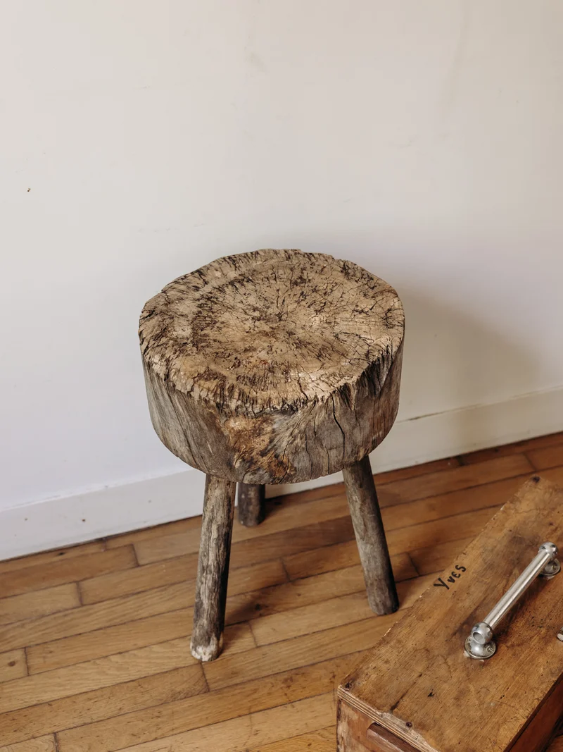 Regis, le tabouret brutaliste en bois N°1323