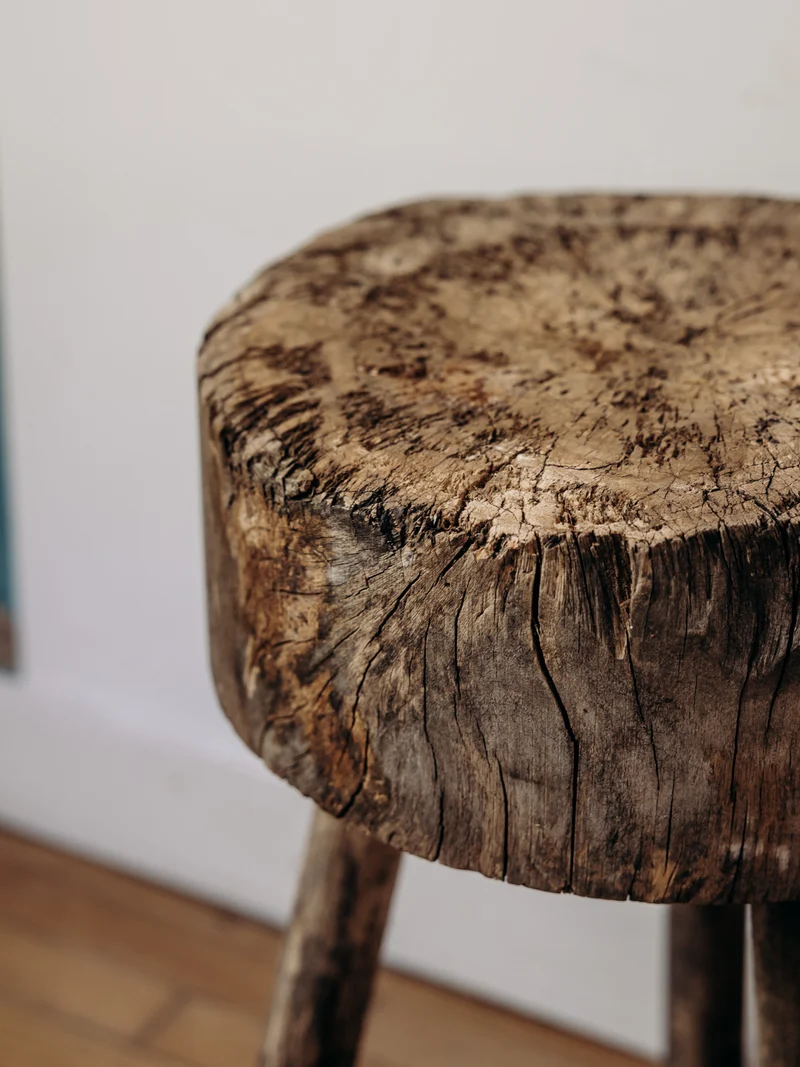 Regis, le tabouret brutaliste en bois N°1323