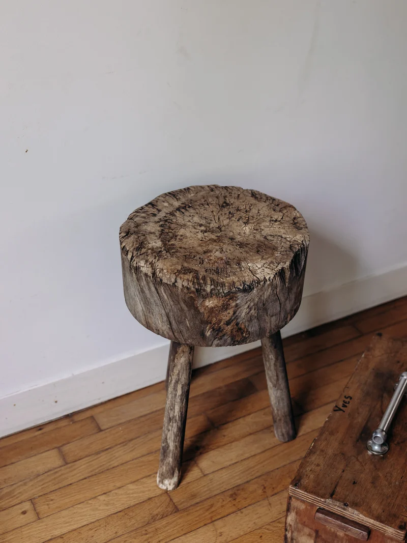 Regis, le tabouret brutaliste en bois N°1323