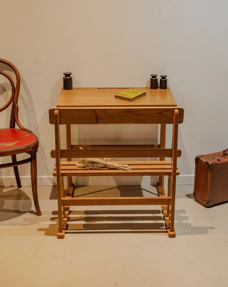 Yvan, le bureau et son banc en bois N°527