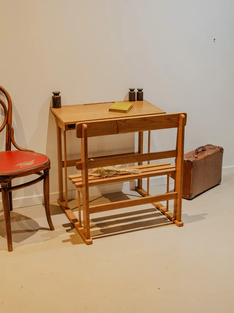 Yvan, le bureau et son banc en bois N°527
