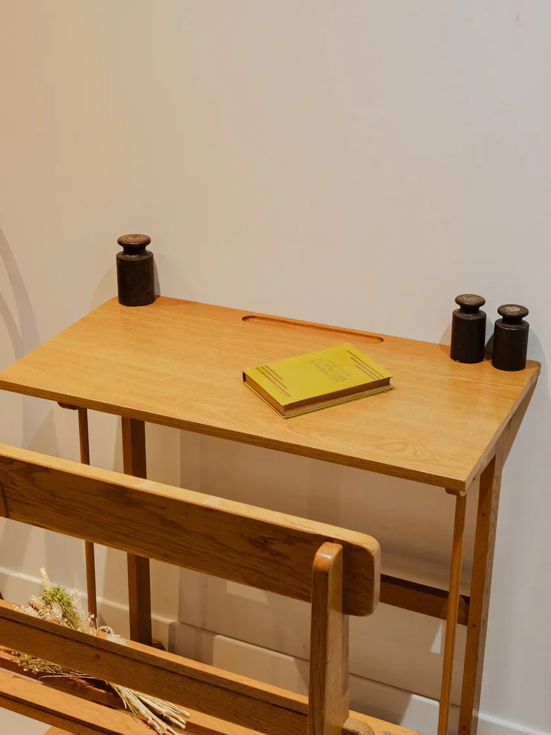 Yvan, le bureau et son banc en bois N°527