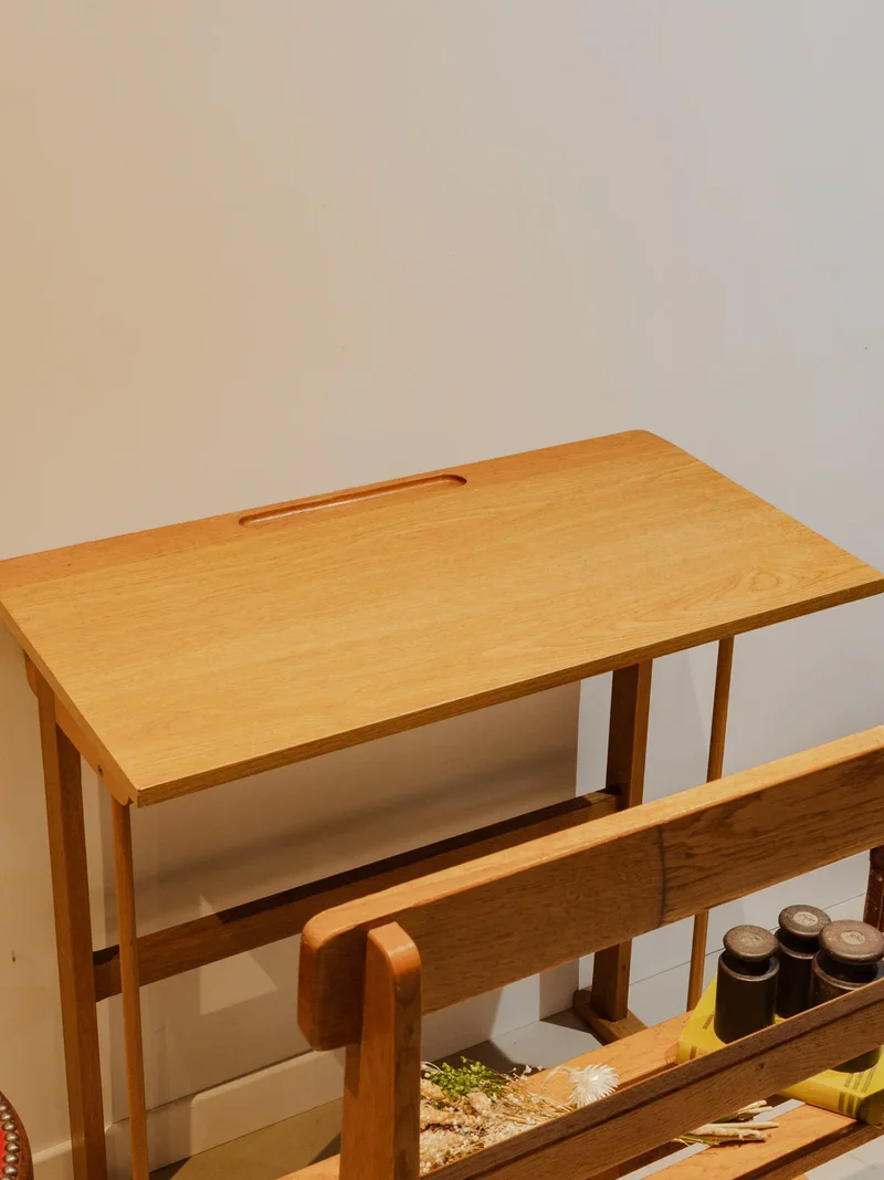 Yvan, le bureau et son banc en bois N°527