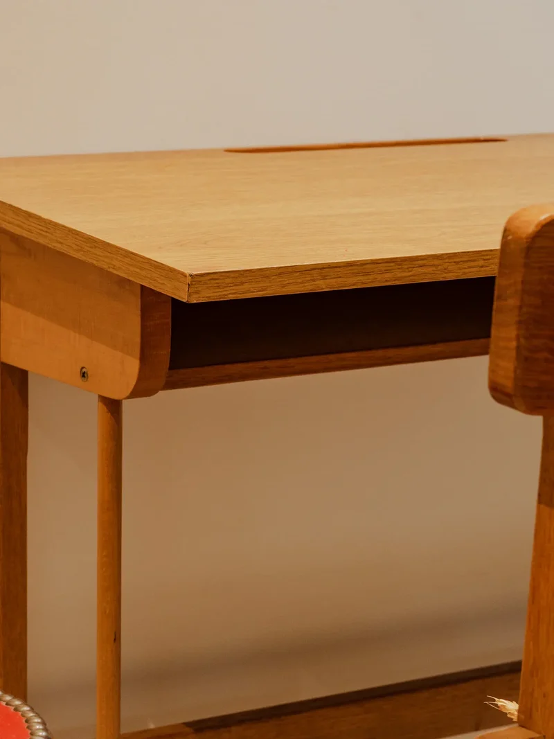 Yvan, le bureau et son banc en bois N°527