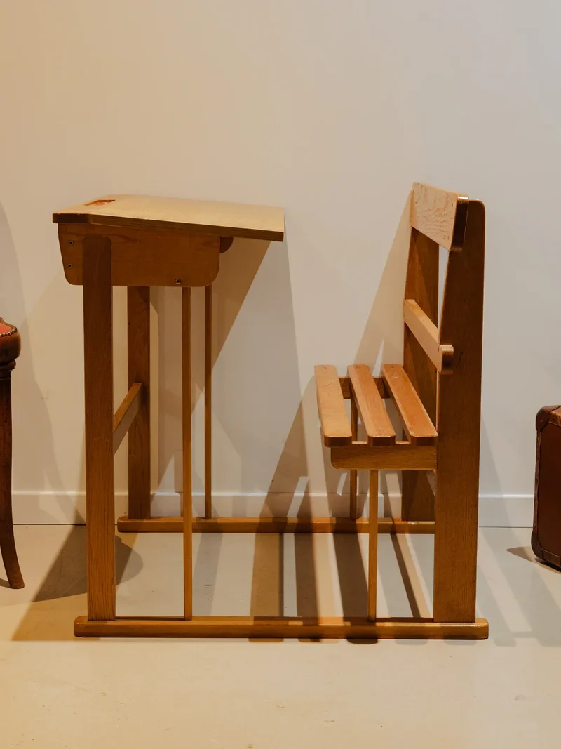 Yvan, le bureau et son banc en bois N°527