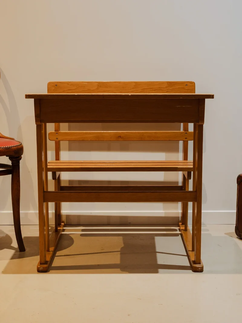 Yvan, le bureau et son banc en bois N°527