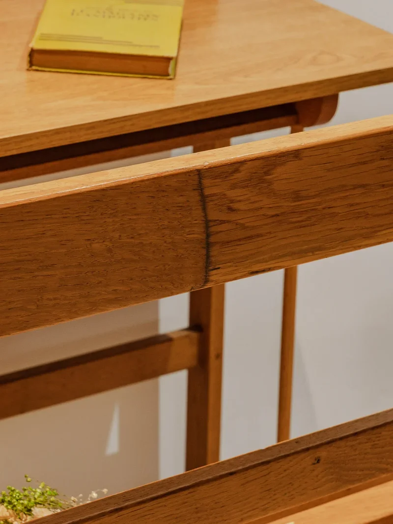 Yvan, le bureau et son banc en bois N°527