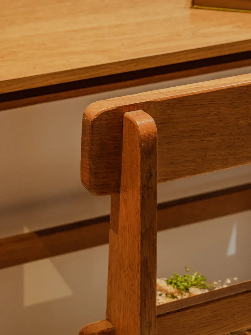 Yvan, le bureau et son banc en bois N°527