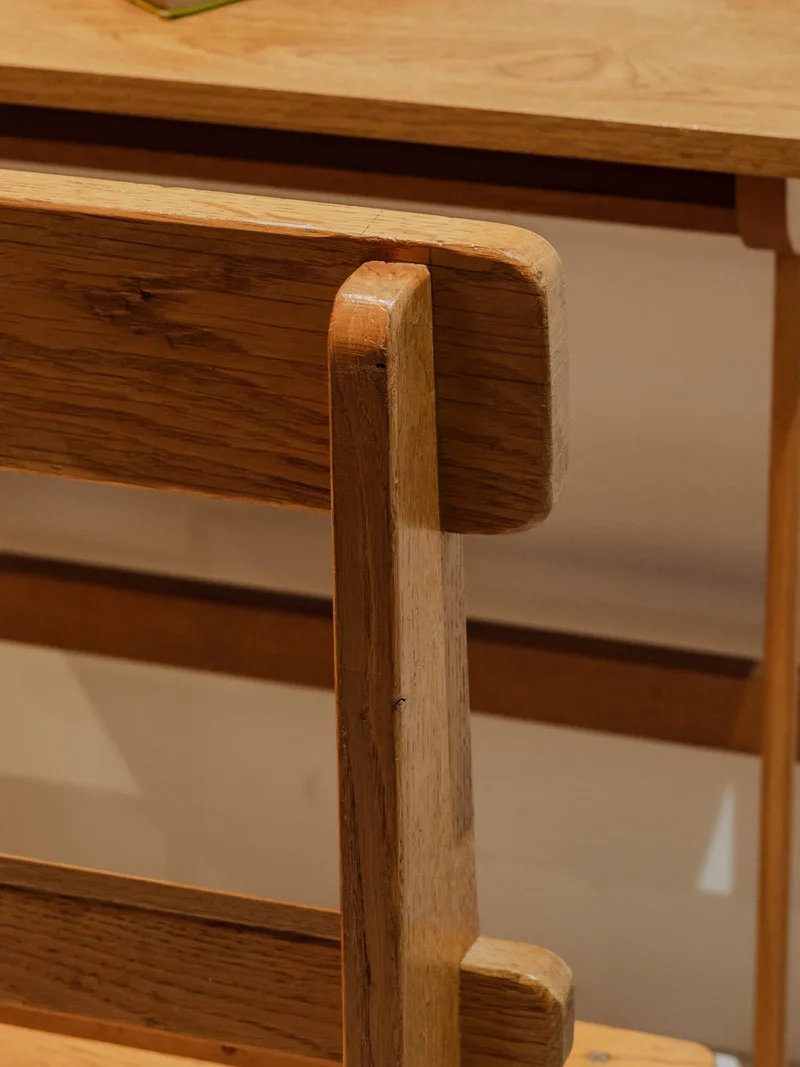 Yvan, le bureau et son banc en bois N°527