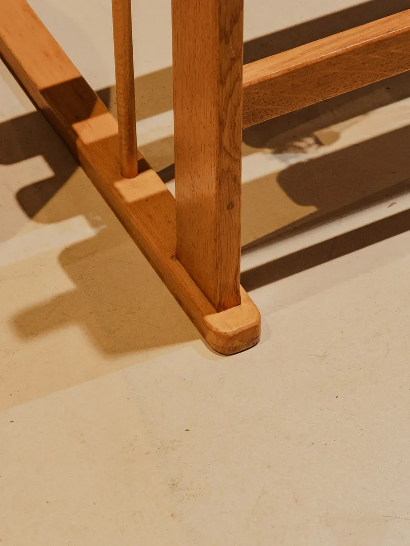 Yvan, le bureau et son banc en bois N°527