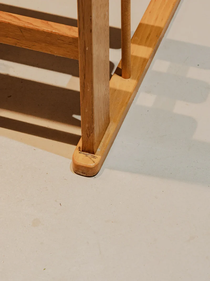 Yvan, le bureau et son banc en bois N°527