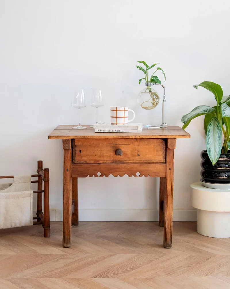 Francine, la table d'appoint en bois clair N°878