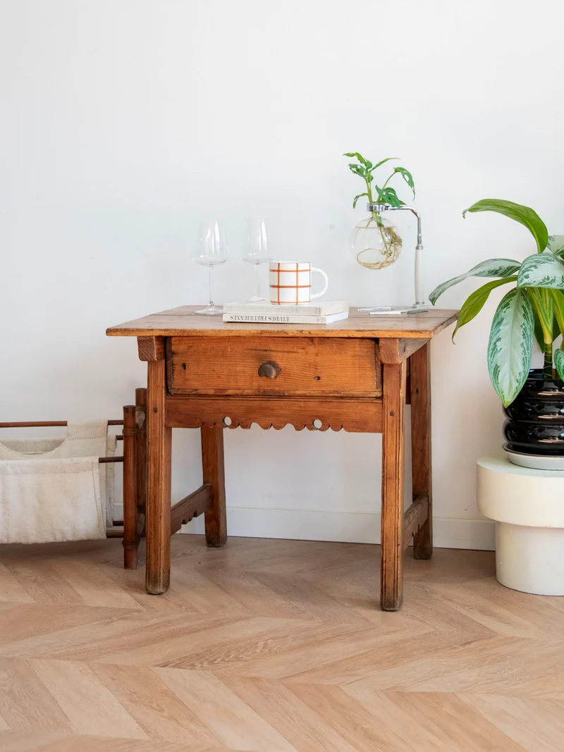 Francine, la table d'appoint en bois clair N°878
