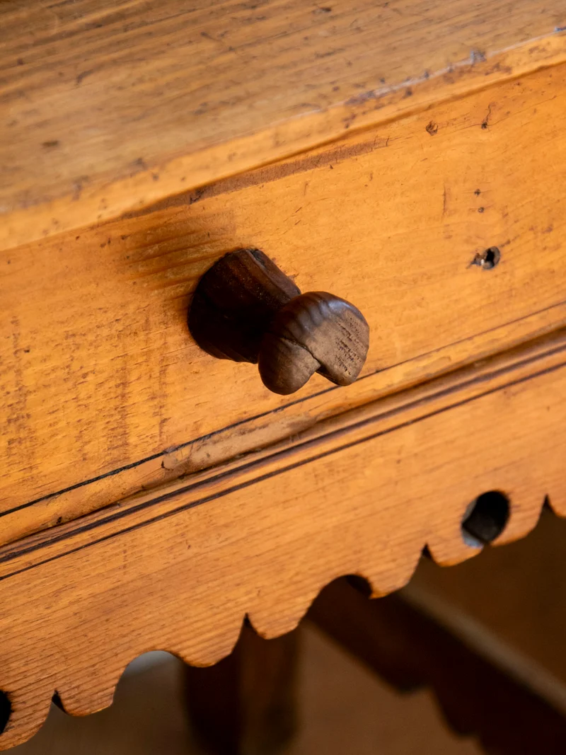 Francine, la table d'appoint en bois clair N°878