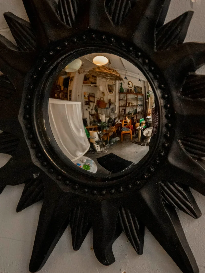 Georges, le miroir au cadre noir N°1136