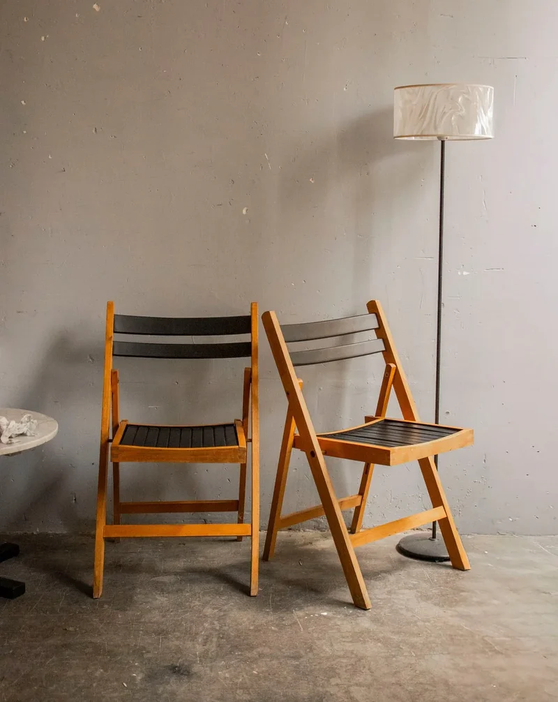 Claude, la paire de chaises pliantes en bois N°1188