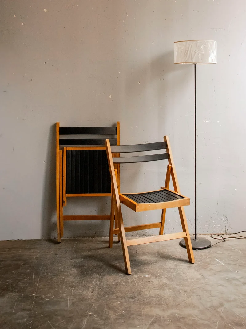 Claude, la paire de chaises pliantes en bois N°1188