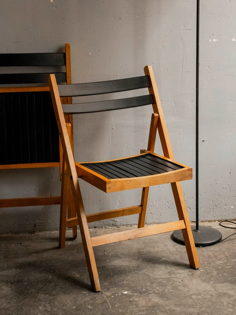 Claude, la paire de chaises pliantes en bois N°1188