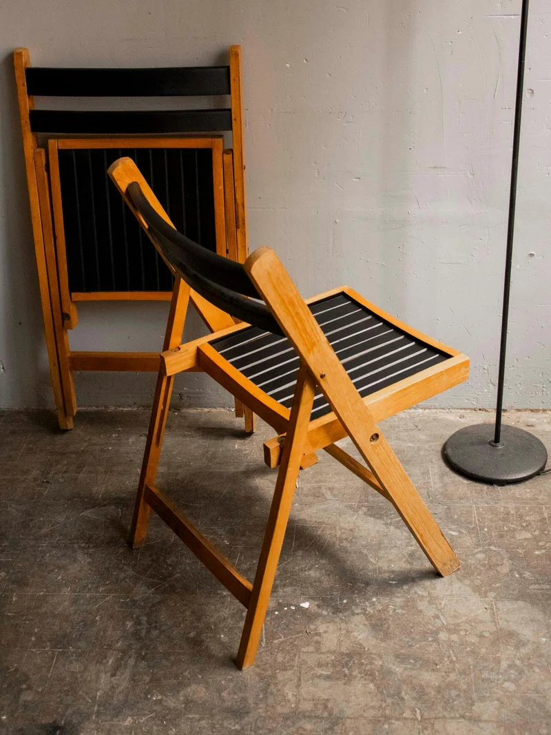 Claude, la paire de chaises pliantes en bois N°1188