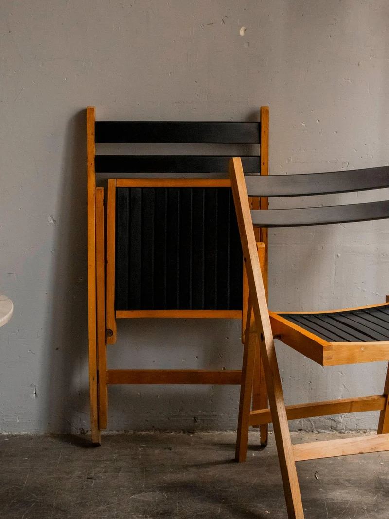 Claude, la paire de chaises pliantes en bois N°1188