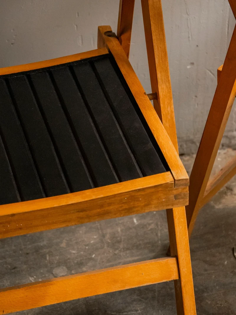 Claude, la paire de chaises pliantes en bois N°1188