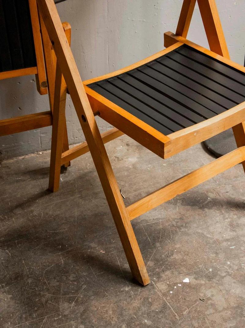 Claude, la paire de chaises pliantes en bois N°1188