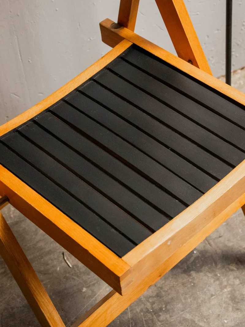Claude, la paire de chaises pliantes en bois N°1188