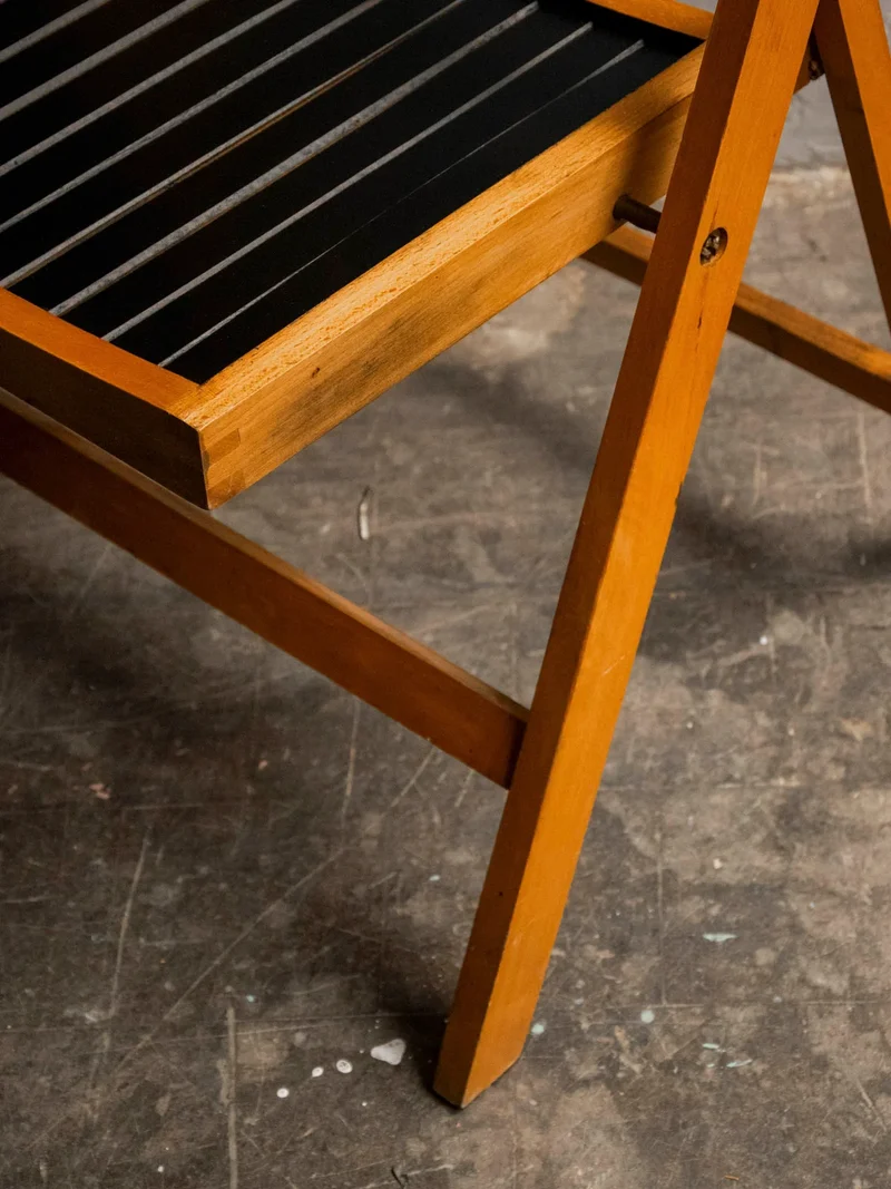 Claude, la paire de chaises pliantes en bois N°1188