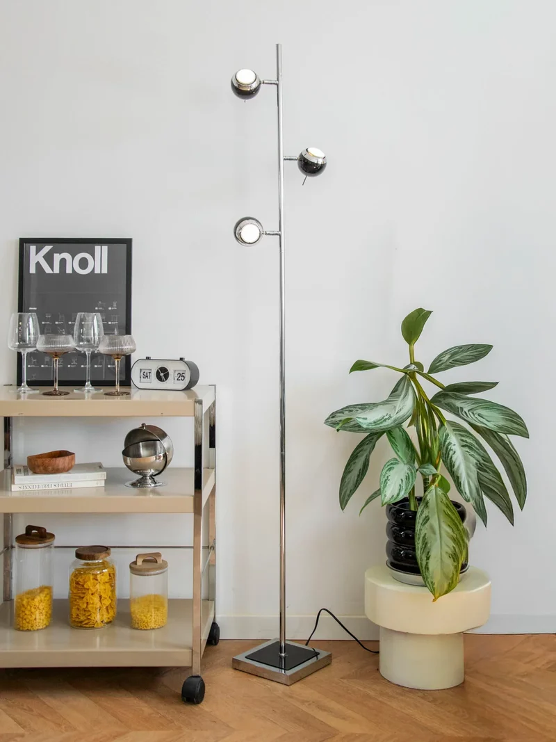 Julien, le lampadaire à trois globes N°371