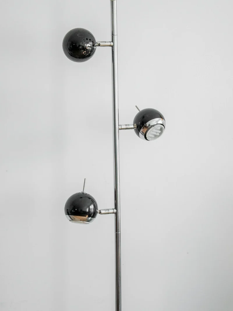 Julien, le lampadaire à trois globes N°371