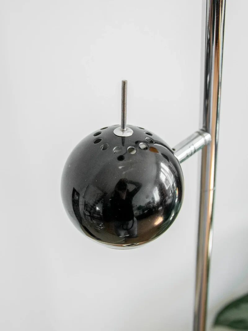 Julien, le lampadaire à trois globes N°371