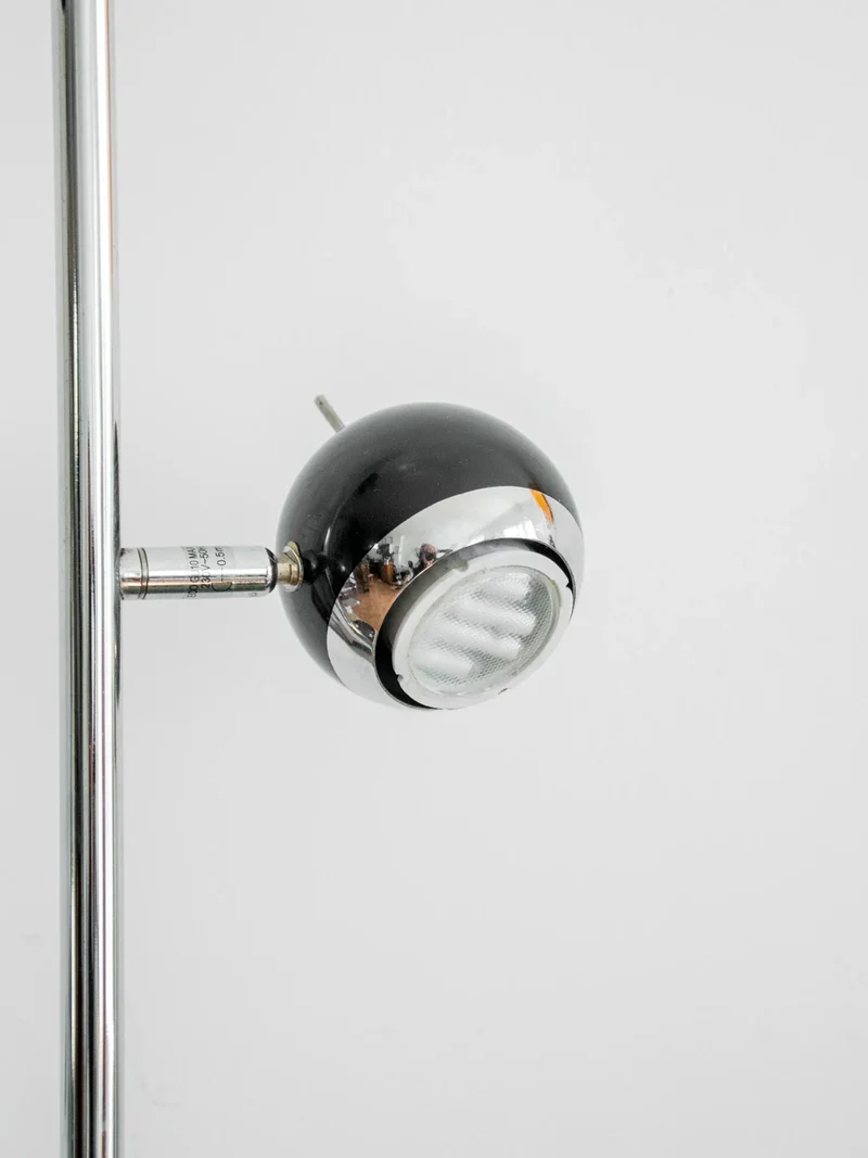 Julien, le lampadaire à trois globes N°371