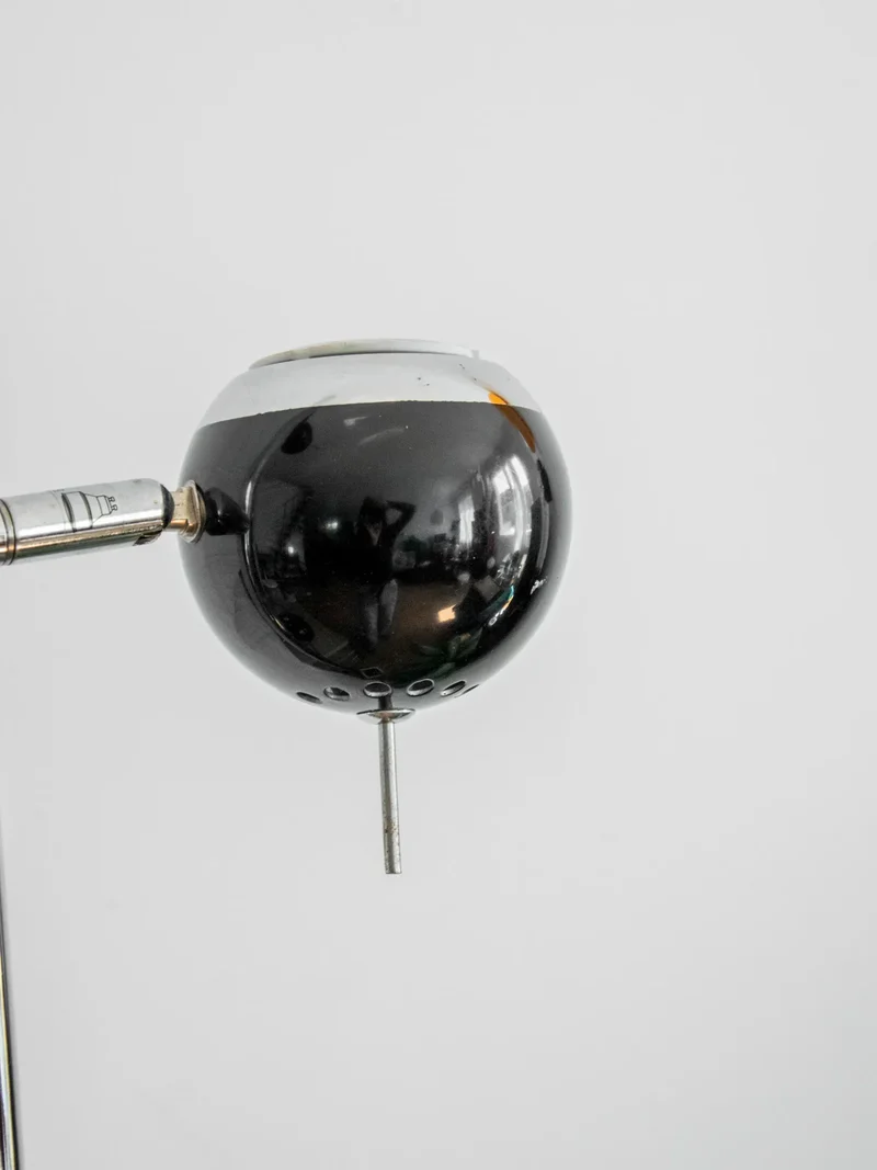 Julien, le lampadaire à trois globes N°371