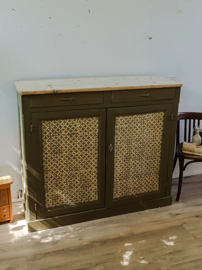 Gilbert, le grand buffet en bois kaki N°1495