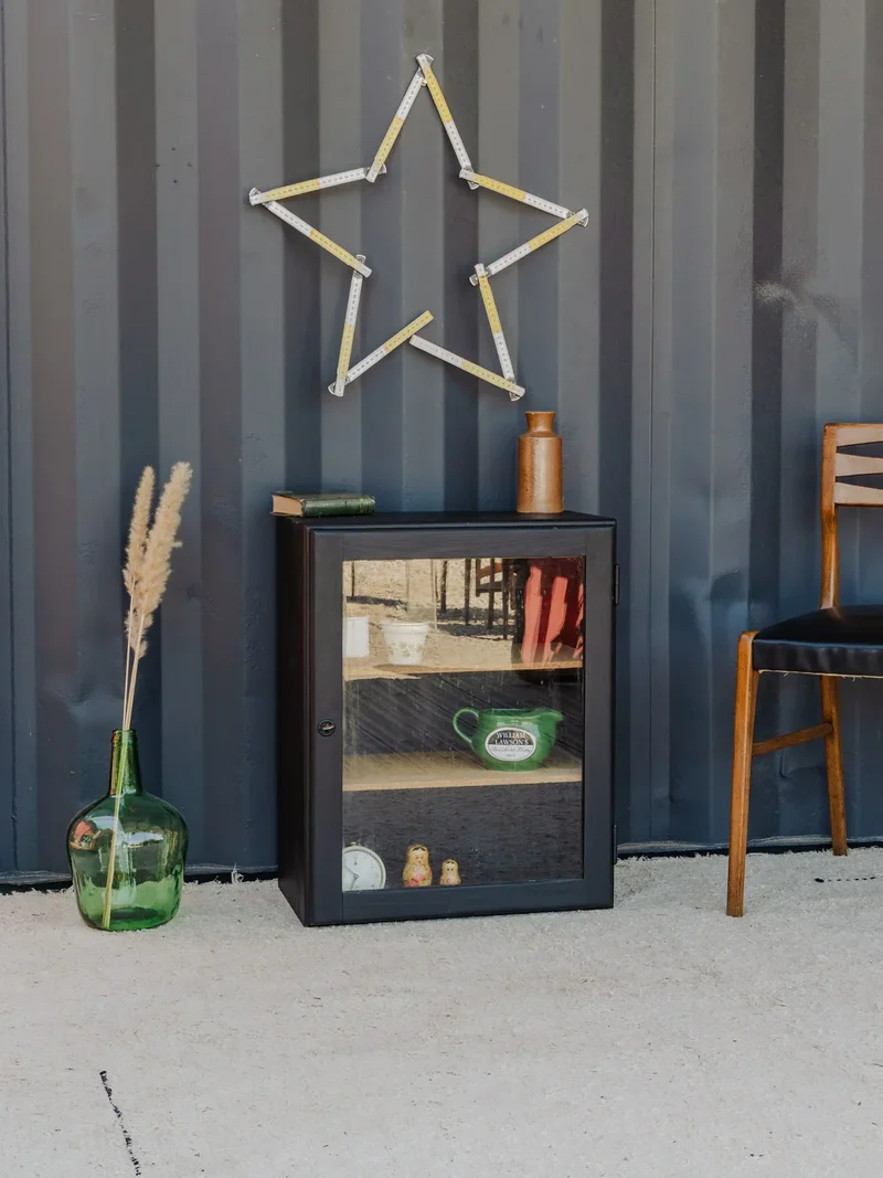Victoria, la petite vitrine en bois noir N°224