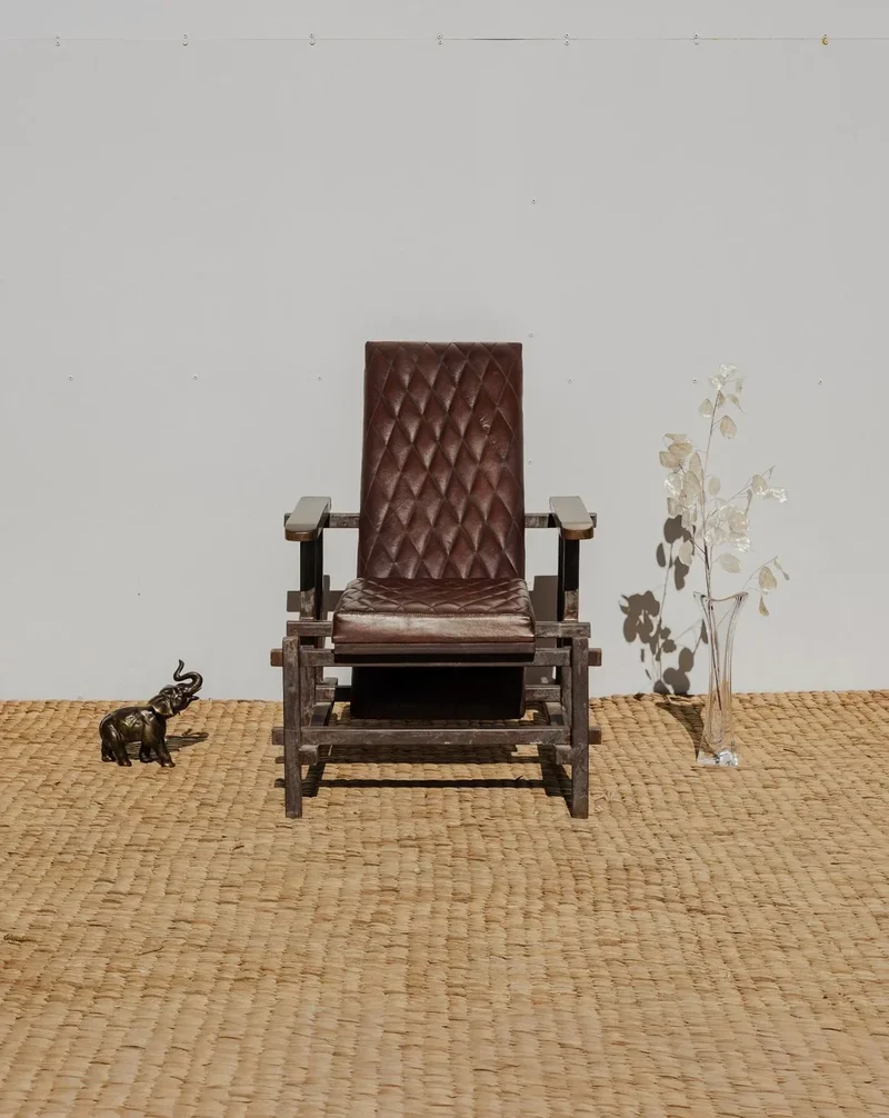 Ernest, le fauteuil en bois et cuir N°881